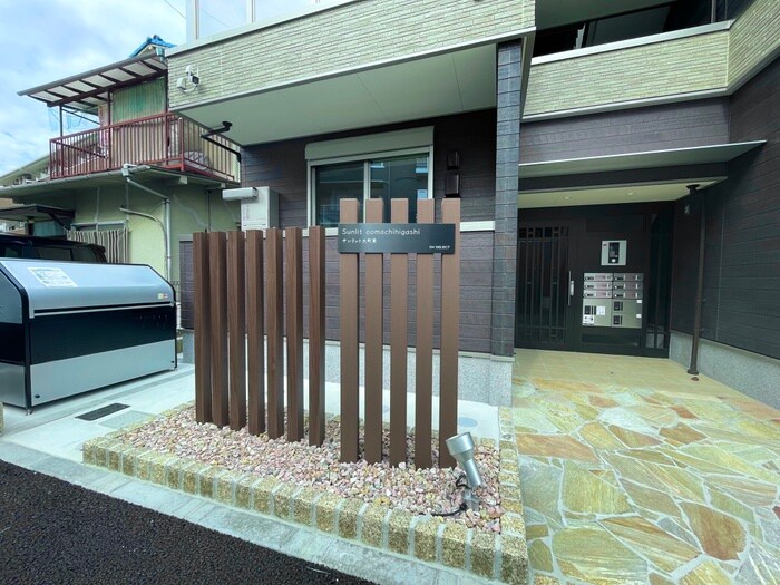 物件外観写真2　(エントランス部分)