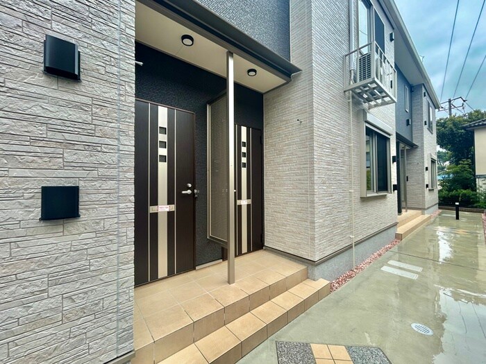 物件外観写真2　(エントランス部分)