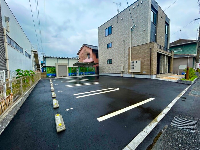 物件外観写真3　(駐車場)