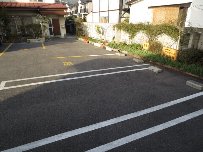 物件外観写真2　(駐車場)