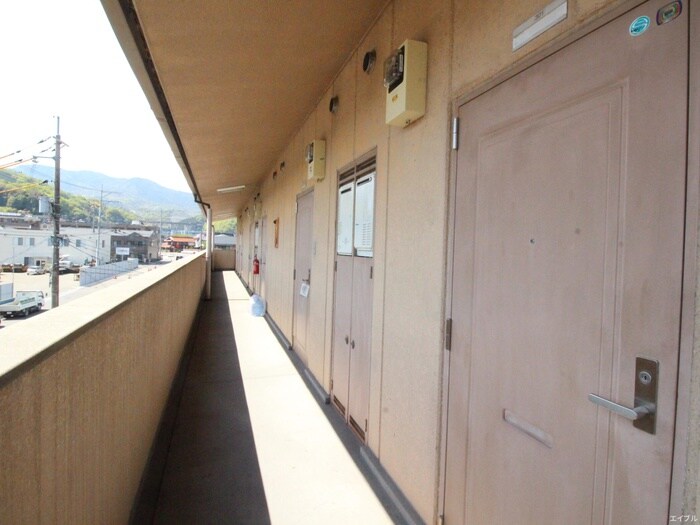 物件外観写真3　(エントランス部分)