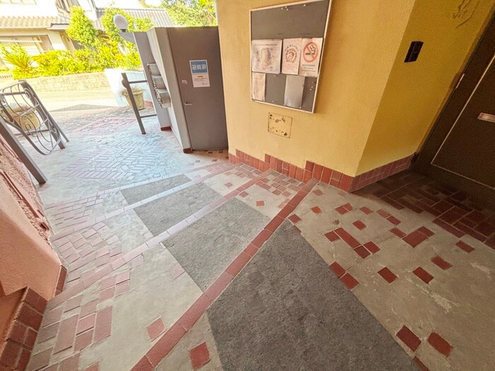 物件外観写真2　(エントランス部分)