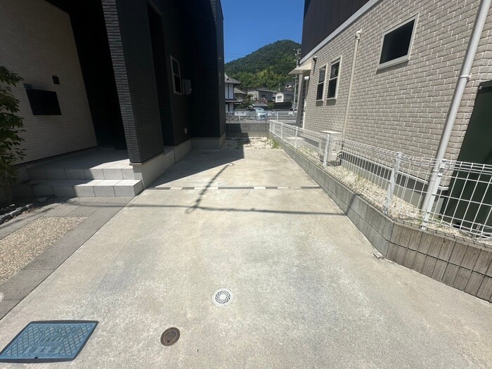 物件外観写真3　(駐車場)