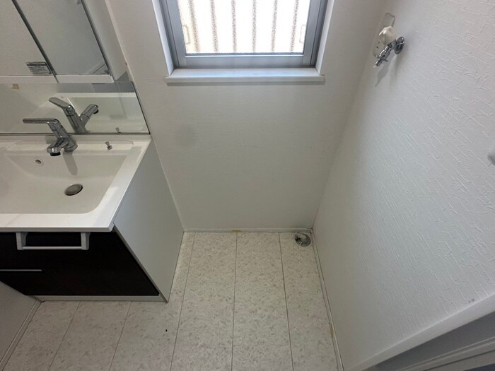 物件内観写真16　(洗濯機置場)