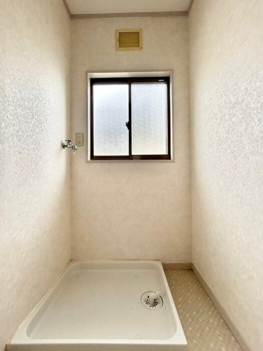 物件内観写真15　(洗濯機置場)