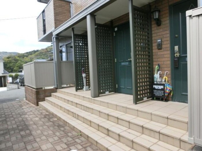 物件外観写真4　(エントランス部分)