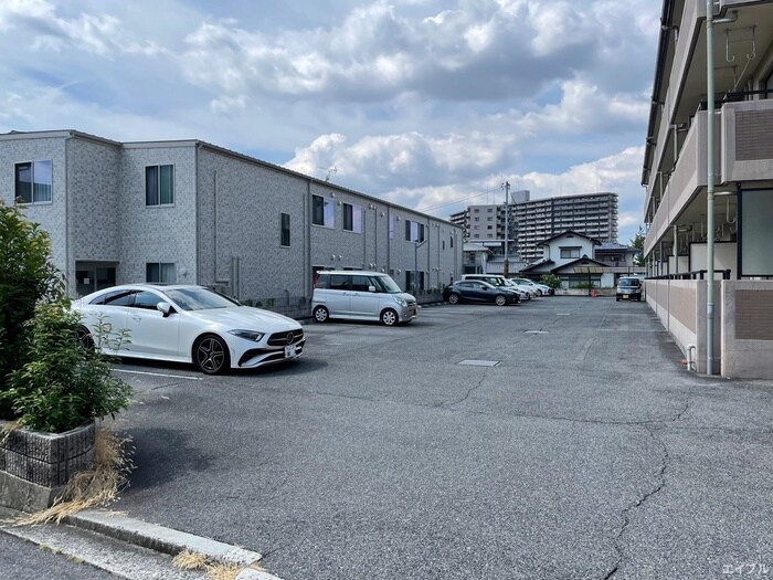 物件外観写真2　(駐車場)