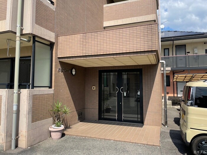 物件外観写真4　(エントランス部分)