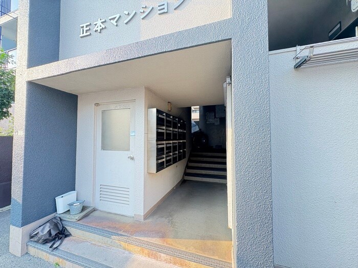 物件外観写真2　(エントランス部分)