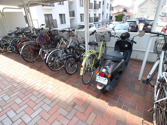 物件外観写真3　(駐輪場)