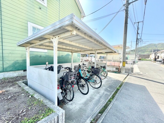 物件外観写真4　(駐輪場)
