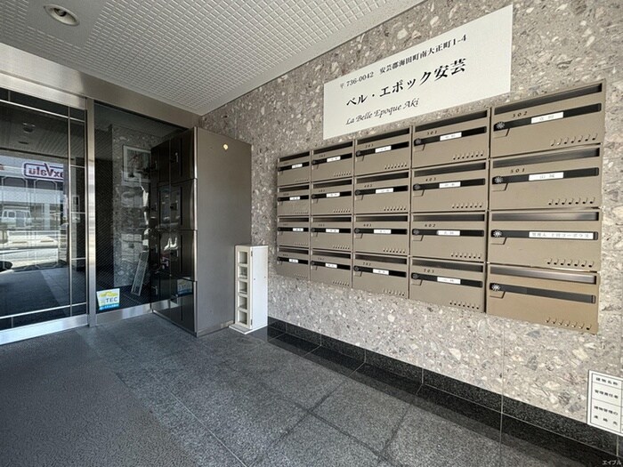 物件外観写真2　(エントランス部分)