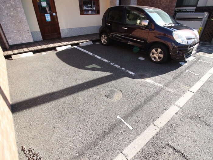 物件外観写真3　(駐車場)