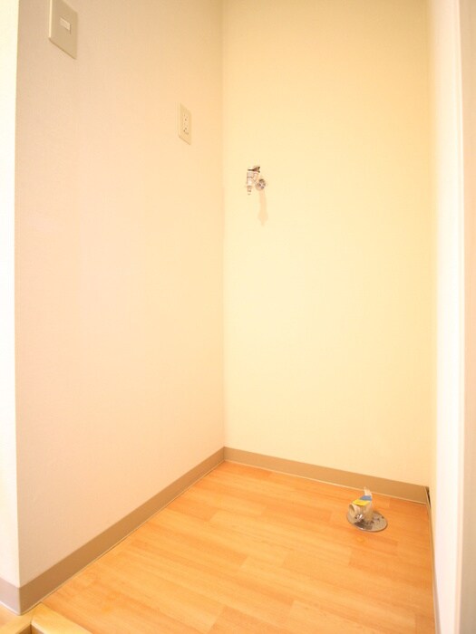 物件内観写真16　(洗濯機置場)