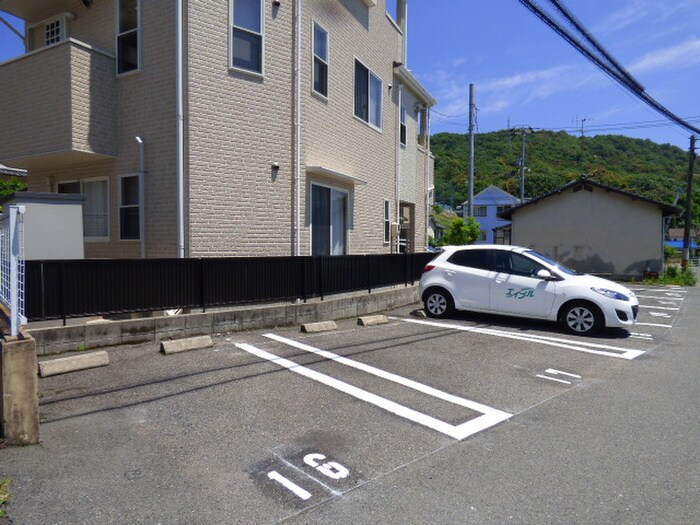 物件外観写真2　(駐車場)