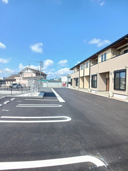 物件外観写真3　(駐車場)