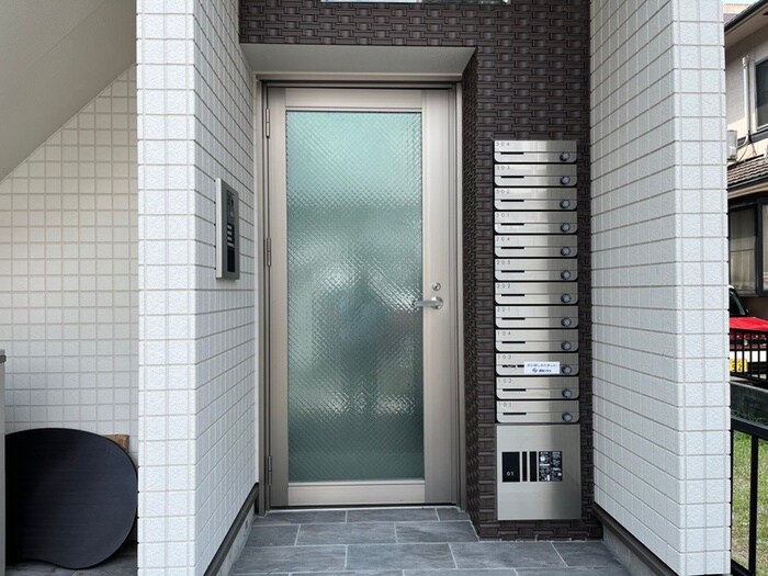 物件外観写真4　(エントランス部分)