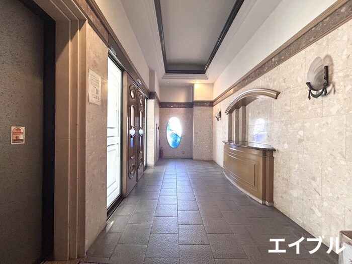 物件外観写真3　(エントランス部分)