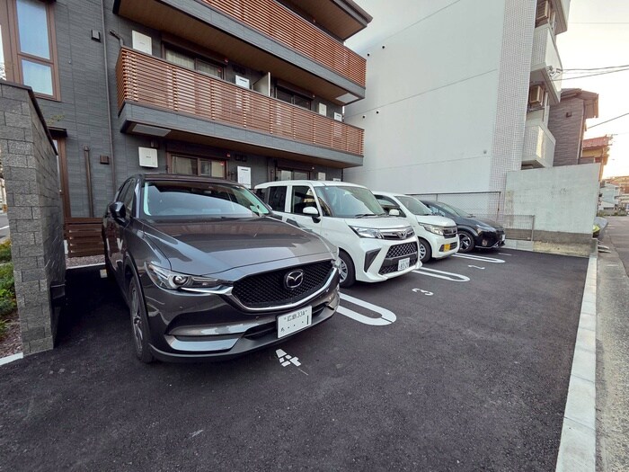 物件外観写真5　(駐車場)