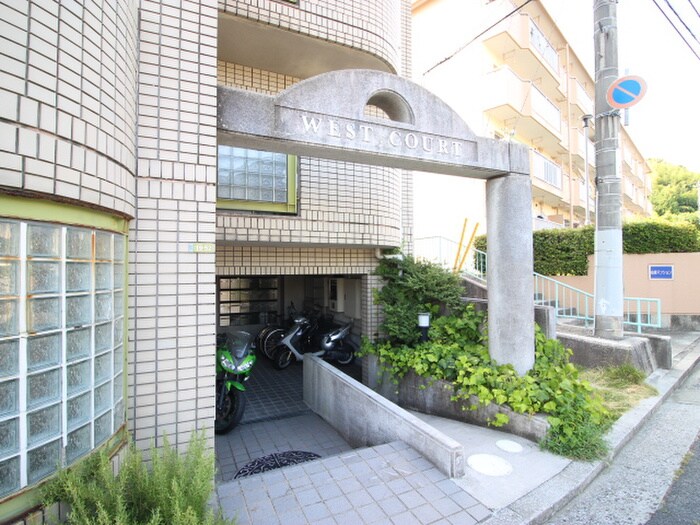 物件外観写真4　(エントランス部分)