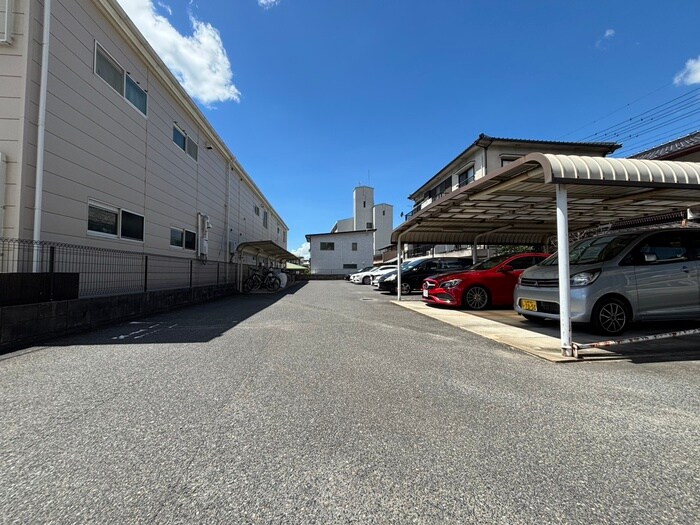 物件外観写真6　(駐車場)