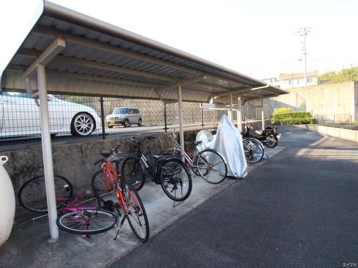 物件外観写真4　(駐輪場)