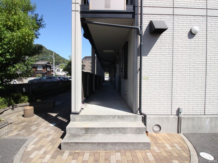 物件外観写真2　(エントランス部分)