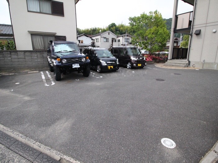 物件外観写真4　(駐車場)
