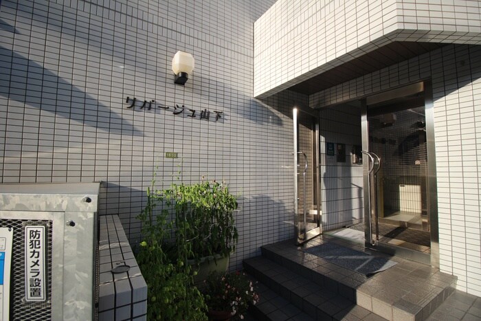 物件外観写真2　(エントランス部分)