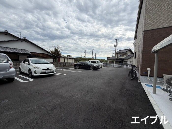 物件外観写真2　(駐車場)