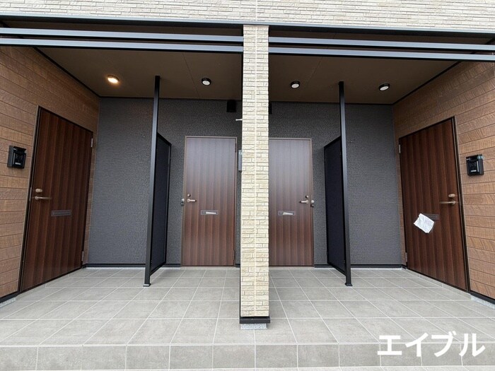 物件外観写真4　(エントランス部分)