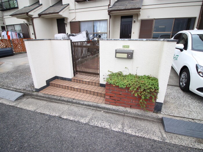 物件外観写真2　(エントランス部分)