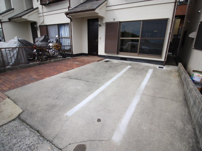 物件外観写真3　(駐車場)