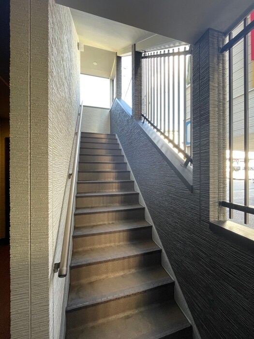 物件外観写真6　(エントランス部分)