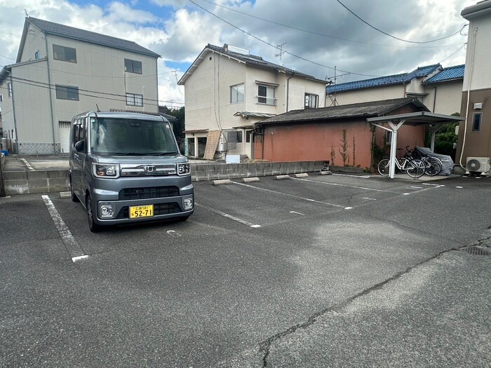 物件外観写真4　(駐車場)