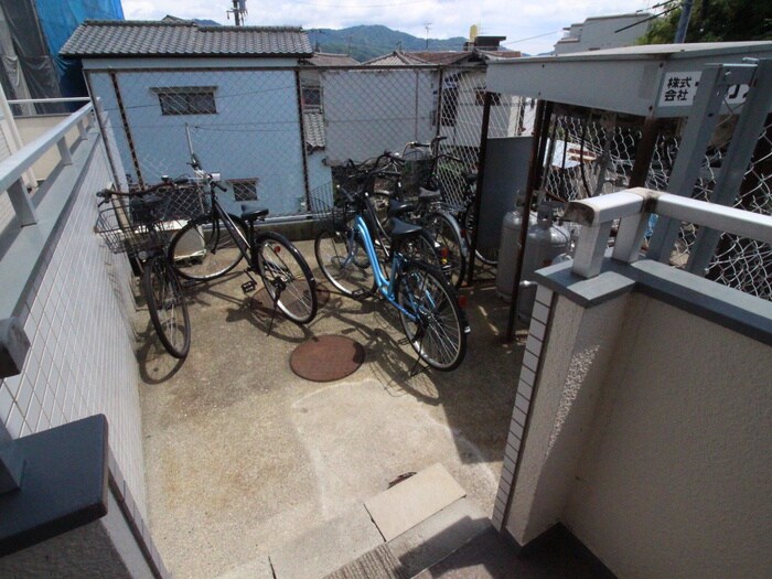物件外観写真2　(駐輪場)