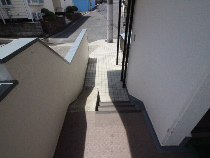 物件外観写真6　(エントランス部分)