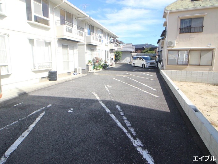 物件外観写真3　(駐車場)