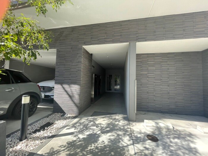 物件外観写真2　(エントランス部分)