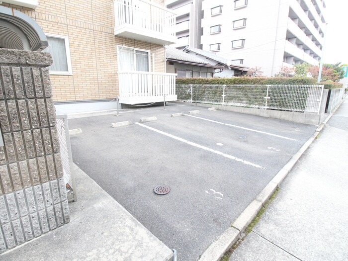 物件外観写真2　(駐車場)