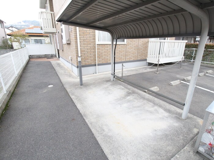 物件外観写真3　(駐輪場)