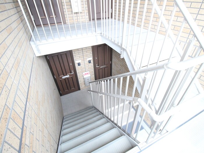 物件外観写真6　(エントランス部分)