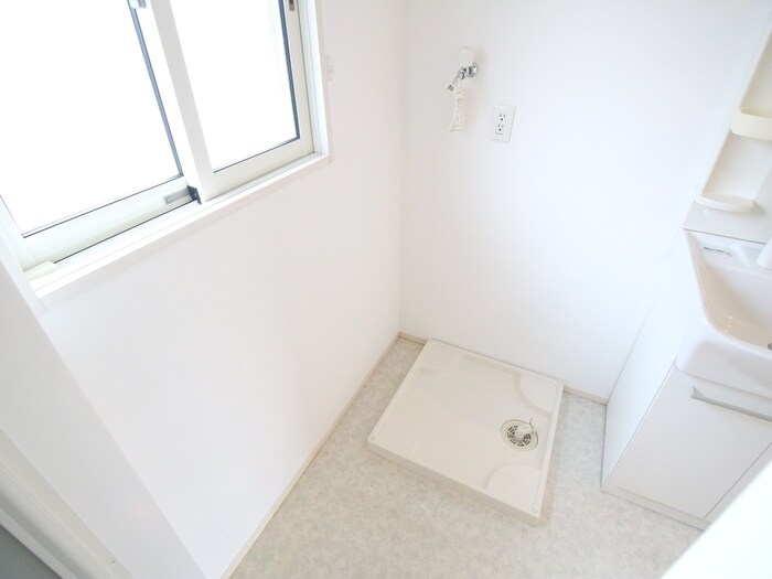 物件内観写真16　(洗濯機置場)