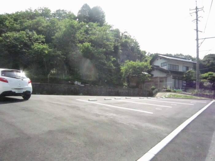 物件外観写真3　(駐車場)