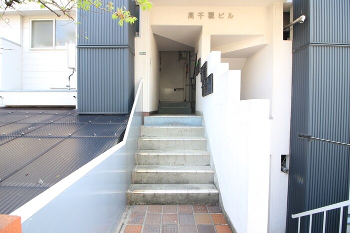 物件外観写真2　(エントランス部分)