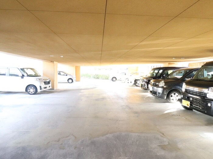 物件外観写真5　(駐車場)