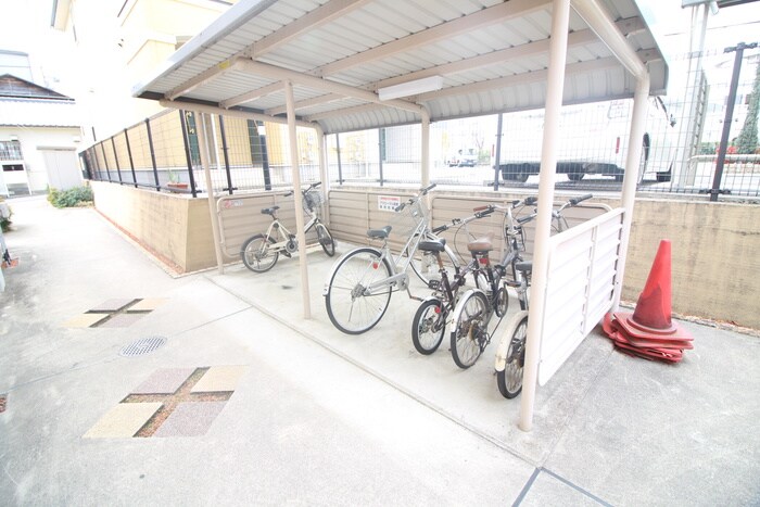 物件外観写真4　(駐輪場)