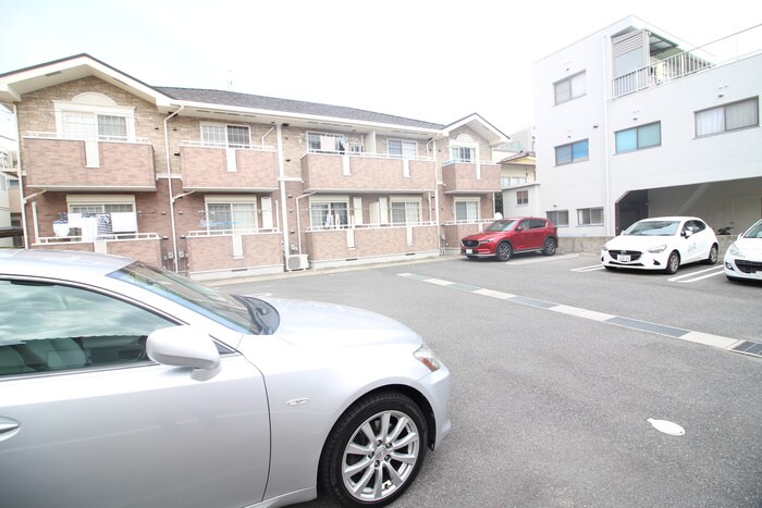 物件外観写真5　(駐車場)