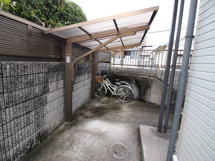 物件外観写真4　(駐輪場)