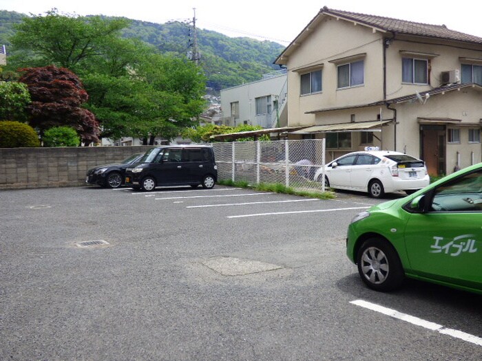 物件外観写真2　(駐車場)